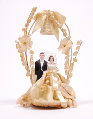 Tortenfiguren mit Hochzeitsglocke